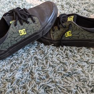 Boys DC skater shoes